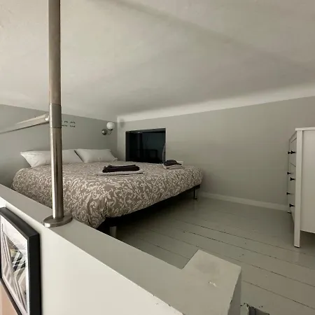 Lovely Flat In Early 20th Century Building *